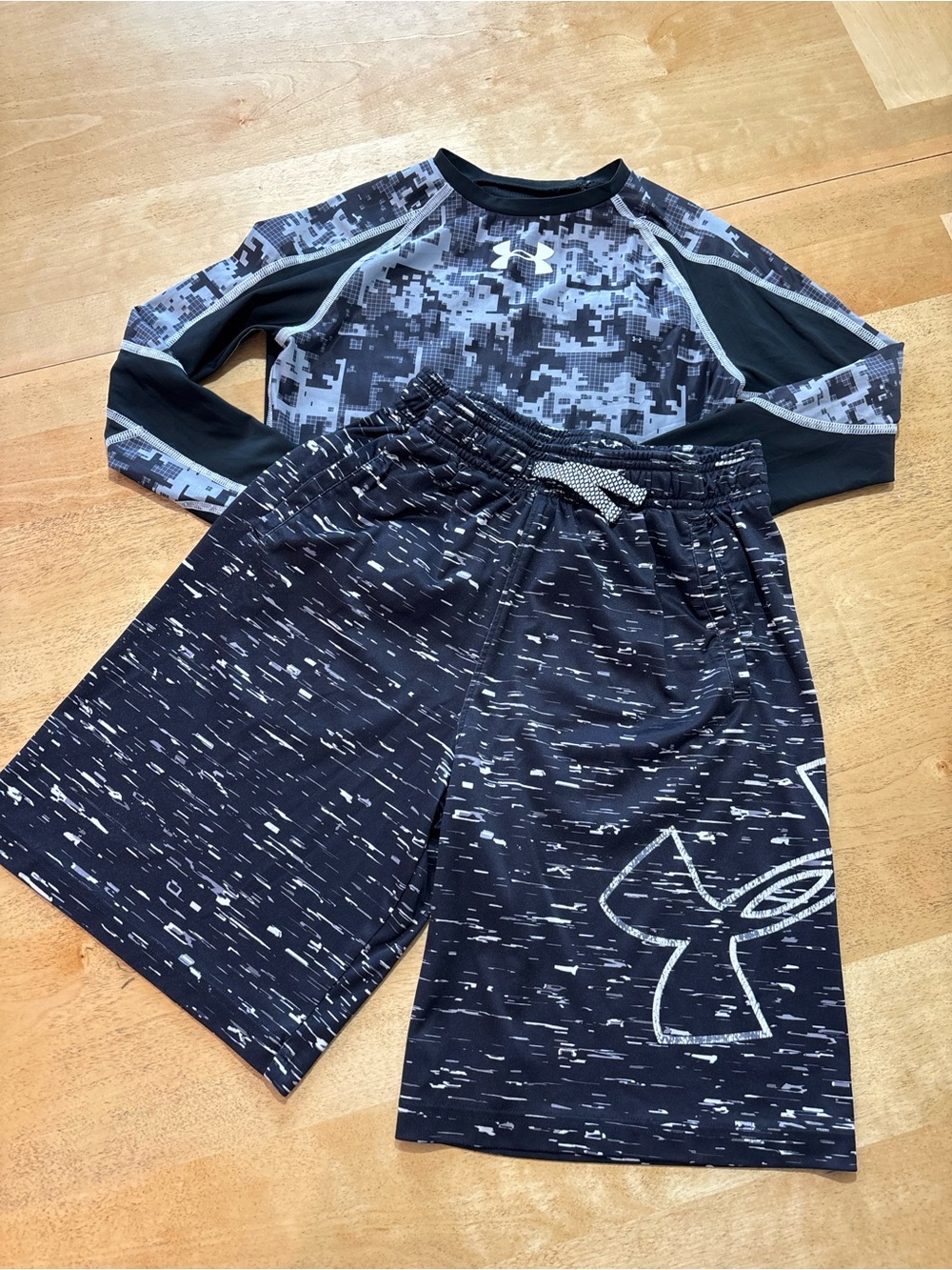 Under Armour Boys Youth Large Athletic Shirt & Shorts Bundle YLG